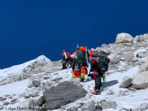Gelje Sherpas Team im Aufstieg am Cho Oyu