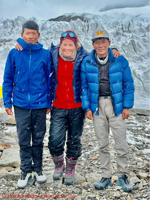 Kristin Harila with Pasdawa Sherpa (l.) and Dawa Ongju Sherpa (r.)