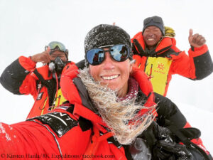 Kirsten Harila (center), Dawa Ongju Sherpa (l.) and Pasdawa Sherpa (r.) on the summit of Broad Peak at the end of July