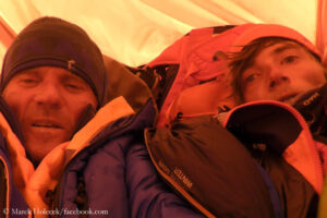 Marek Holecek (l.) und Radoslav Groh (r.) im Zelt am Masherbrum 