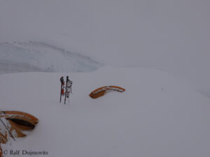 Zelte von Neuschnee begraben
