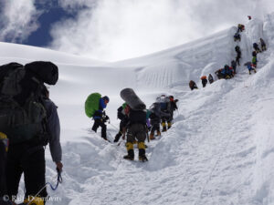 Queue on the ascent, two parallel ropes