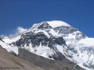 Tibetische Nordseite des Mount Everest, Windfahne am Gipfel