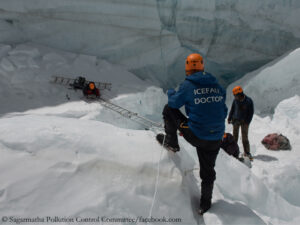 Icefall Doctors bei der Arbeit im Khumbu-Eisbruch