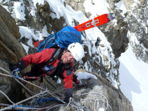 Luis Stitzinger im Aufstieg zum Nanga Parbat, auf dem Rücken seine Ski