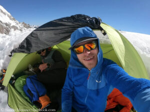 Simon Messner (r.) und Martin Sieberer im Zelt