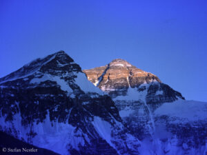 Nordwand des Mount Everest im letzten Tageslicht