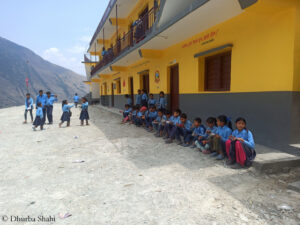 Kinder essen in der Pause an der Schule in Rama 