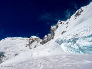 Blick vom Ostgrat auf rund 7300 Metern Richtung Gipfel des Cho Oyu