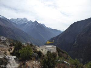 Helikopter startet oberhalb von Namche Bazaar