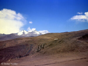 Anfahrt zum Mount Everest (Mitte) durch die tibetische Region Tingri