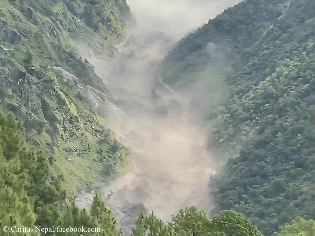 Flash flood in the Bhotekoshi Valley (© Caritas Nepal/facebook.com)
